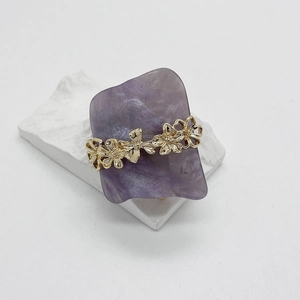 Bague élégante en or présentant trois motifs floraux évidés à cinq pétales pour femmes