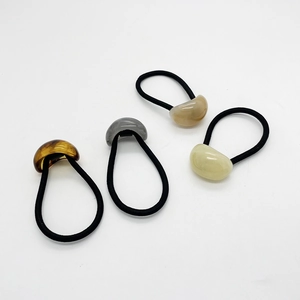 Elastici per capelli minimalisti con perle ovali in resina ambra, grigia e beige