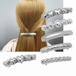 Lot de cinq pinces à cheveux en métal argenté au fini brillant et au style minimaliste