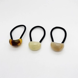 Set di 3 elastici per capelli con perle ovali in resina ambra e verde su elastico nero