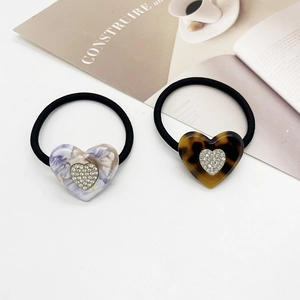 Elastici per capelli con cuori a motivo marmo e tartaruga e dettagli in strass lucidi