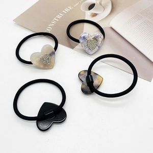 Set di 4 elastici per capelli a forma di cuore con acetato e dettagli in strass