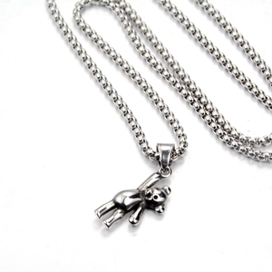 Collier en acier titane argenté avec pendentif ours 3D au design minimaliste chic