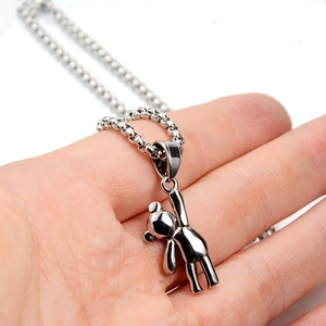 Vue macro détaillée d'un pendentif ours en argent sur une chaîne à billes en métal