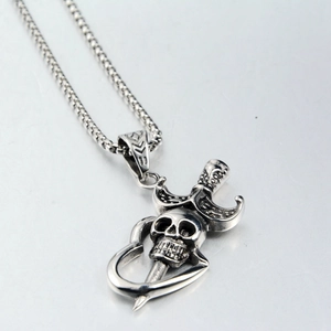 Collier Pendentif Épée Cœur Crâne en Acier Inoxydable Gothic Punk Bijoux Vieillis Argent Antique Rétro pour Hommes Femmes