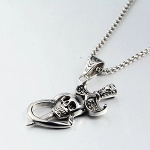 Collier pendentif crâne et épée de style gothique avec chaîne en acier inoxydable argenté