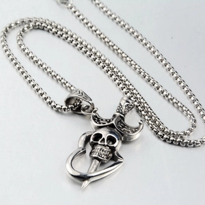 Collier punk gothique avec pendentif crâne et épée en acier inoxydable et chaîne à mailles