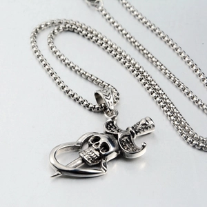 Vue détaillée du pendentif gothique tête de mort cœur poignard avec chaîne
