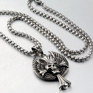 Collana con pendente teschio e ali gotiche in acciaio al titanio vintage