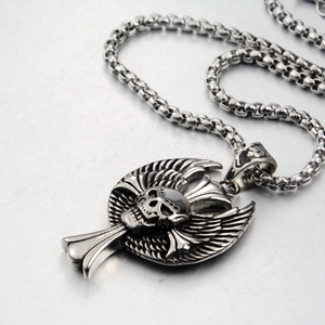 Collana con ciondolo teschio con ali in stile gotico in acciaio al titanio vintage con catena
