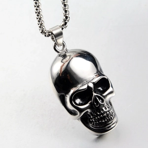 Collana con ciondolo teschio in argento lucido in stile gotico con catena in metallo