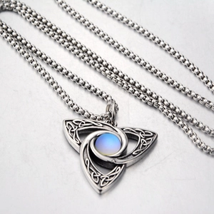 Détail du pendentif nœud celtique en acier avec pierre de lune aux reflets bleus