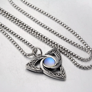 Gros plan détaillé du collier nœud celtique en argent antique avec pierre bleue