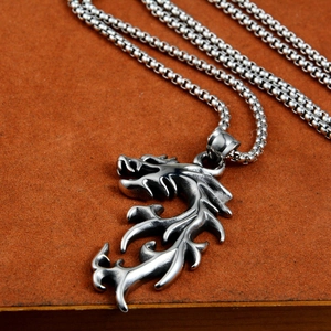 Collana con ciondolo a drago retrò in acciaio inossidabile argento con scaglie dettagliate