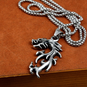 Dettaglio della collana con ciondolo a forma di drago argento con finitura vintage
