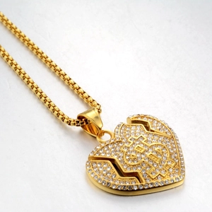 Collier avec pendentif cœur doré serti de strass et chaîne box pour style hip-hop