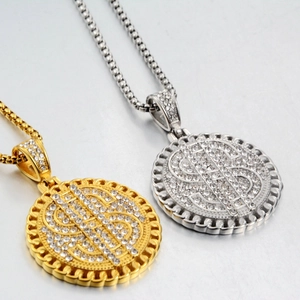 Dollarzeichen-Halsketten in Gold und Silber mit Boxketten auf grauem Hintergrund