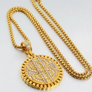Nahaufnahme der goldenen Dollar-Anhänger-Halskette mit glänzenden Strasssteinen und Kugel Kette