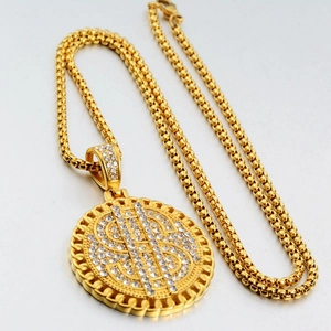 Makroansicht der Goldkette im Hip-Hop-Stil mit Dollar-Anhänger und funkelnden Strasssteinen