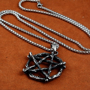 Collier pendentif arbre pentagramme vintage en acier titane oxydé pour un style gothique