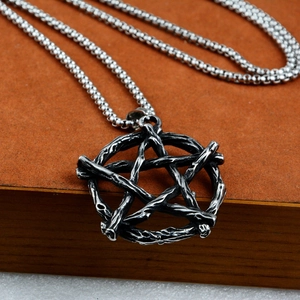 Collier avec pendentif étoile gothique en acier inoxydable vieilli et chaîne à billes