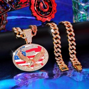 Collana a catena cubana dorata con ciondolo aquila diamantata e motivo bandiera USA
