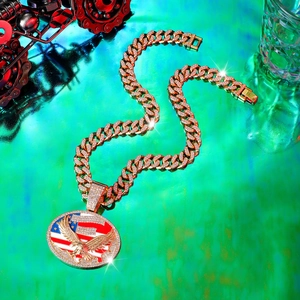 Dettaglio catena cubana hip hop con ciondolo aquila strass e smalto bandiera USA