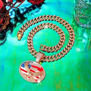 Dettaglio della collana con ciondolo aquila hip hop con strass scintillanti e catena cubana