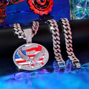 Dettaglio della collana con ciondolo aquila ghiacciata e catena cubana in luce blu