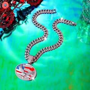 Dettaglio macro della collana hip hop con ciondolo aquila su catena cubana in argento lucido