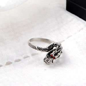 Anello drago argento vintage con occhi di gemma rossa e scaglie su pelliccia bianca