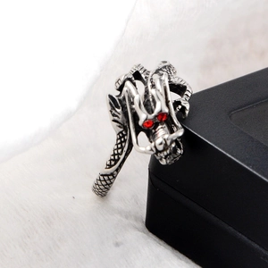 Anello in Acciaio Inossidabile a Forma di Drago Vintage Con Occhi di Strass Rossi Punk Hiphop Gotico Drago Testa Gioiello Unisex