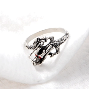 Anello drago vintage in acciaio inossidabile con occhi rossi e squame dettagliate