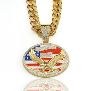 Collana catena cubana dorata hip hop con ciondolo aquila e bandiera con strass