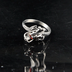 Dettaglio dell'anello a drago vintage in argento con occhi rossi e texture a scaglie