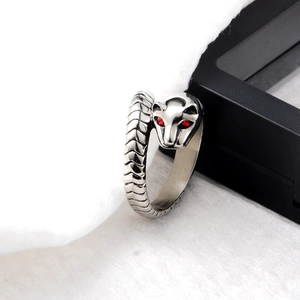 Hip hop panther head ring with red eyes and scale texture on silver metal band