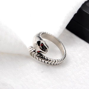 Hip hop silver leopard head ring with red rhinestone eyes on white faux fur background