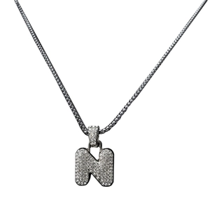 Collana con catena box e ciondolo a forma di lettera N con pavé di cristalli lucidi
