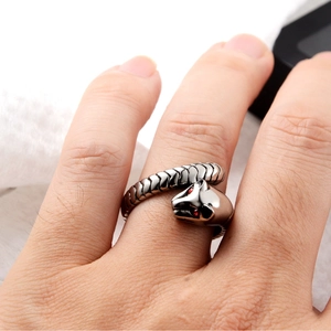 Hip hop silver leopard head ring with red eyes and snake scale texture on a finger