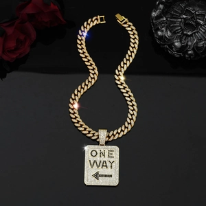 Dettaglio della collana ONE WAY placcata oro con maglia cubana e zirconi lucidi