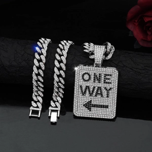 Dettaglio della collana hip hop ONE WAY con strass scintillanti e catene cubane