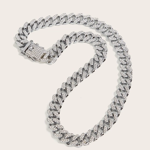 Dettaglio della catena cubana argentata con strass scintillanti per uno stile hip hop