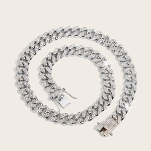 Macro dettagliata della catena a maglie cubane in argento con pietre di zirconia cubica lucide