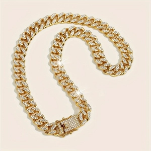 Collana a maglia cubana dorata stile hip hop con cristalli scintillanti in posa a S