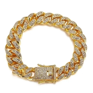 Vista dettagliata del bracciale cubano dorato con zirconi e chiusura a cassetta