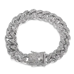 Vista macro del bracciale a catena cubana argento con pavé di cristalli e chiusura di sicurezza
