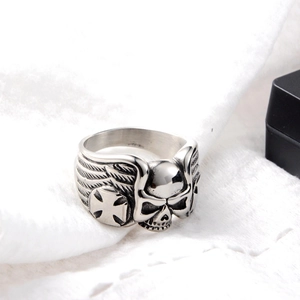Anello teschio hip-hop gotico con ali e croci di ferro in finitura argento vintage