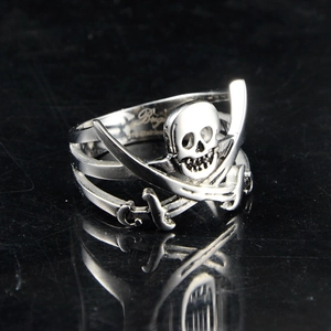 Detail of 316L stainless steel pirate ring featuring skull and crossed sabers design