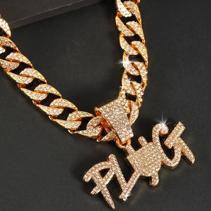 Gouden Cubaanse schakelketting met een met diamant ingelegde letterhanger in hiphopstijl