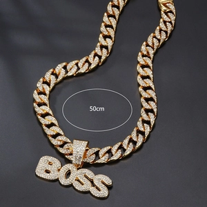 Vue détaillée d'un collier BOSS de 50cm avec pendentif lettre et strass brillants